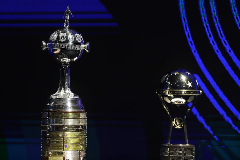 Fotografía de los trofeos de las Copa Libertadores (i) y Copa Sudamericana hoy, en los sorteos de las fases preliminares de la Copa Libertadores y Copa Sudamericana 2022 en la sede de la Conmebol en Luque (Paraguay). 