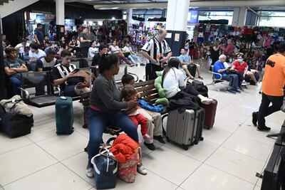 Turistas brasileños y argentinos que llegan a la Estación de Buses de Asunción, encuentran falencias de infraestructura del edificio municipal.