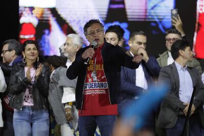 El presidente de Colombia, Gustavo Petro, habla en la plaza de Bolívar este viernes, en Bogotá (Colombia).