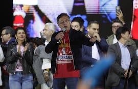 El presidente de Colombia, Gustavo Petro, habla en la plaza de Bolívar este viernes, en Bogotá (Colombia).