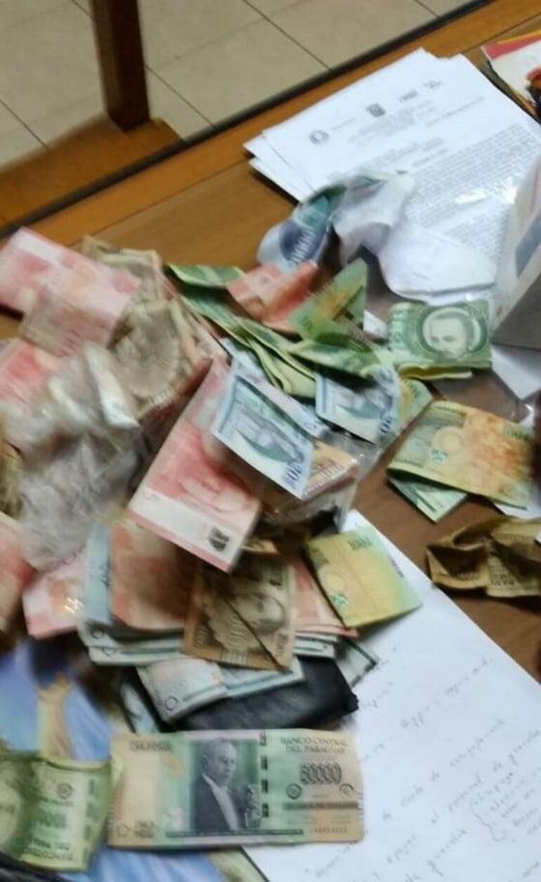Parte del dinero que los agentes recuperaron del poder del maleante capturado.