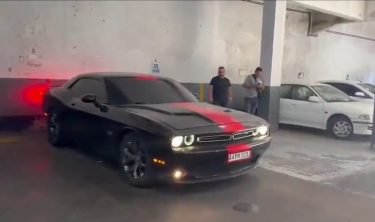Dodge Challenger negro con chapa paraguaya decomisado en Buenos Aires, Argentina.