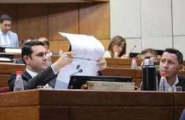 Hernán Rivas (i), senador colorado cartista.