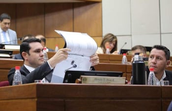 Hernán Rivas (i), senador colorado cartista.