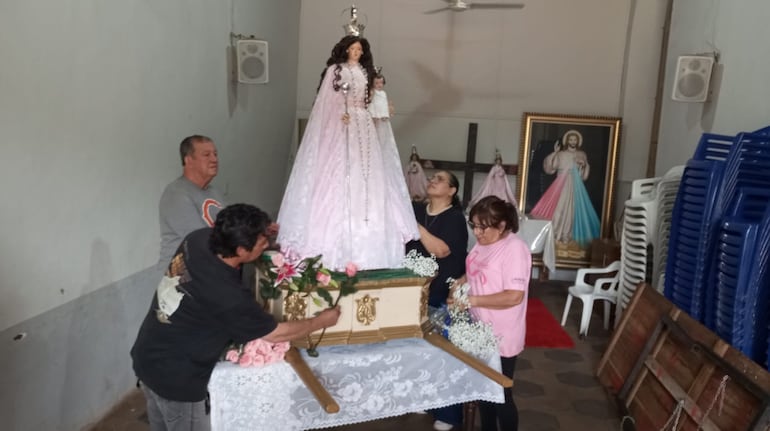 Feligreses se preparan para celebrarle a Ntra. Sra. del Rosario de Itauguá