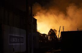 Fotografía que muestra un incendio este viernes, en Buenos Aires (Argentina). Una fuerte explosión sacudió un polo industrial en la localidad de Ezeiza, provincia de Buenos Aires, a doce kilómetros del aeropuerto internacional Ministro Pistarini, el principal del país suramericano, afectando la visibilidad en la zona y, según la prensa local, causando varios heridos.