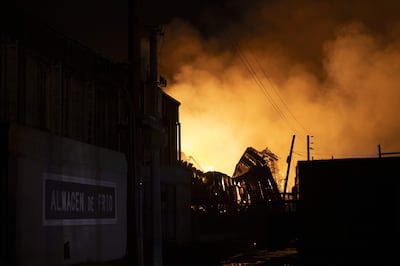 Fotografía que muestra un incendio este viernes, en Buenos Aires (Argentina). Una fuerte explosión sacudió un polo industrial en la localidad de Ezeiza, provincia de Buenos Aires, a doce kilómetros del aeropuerto internacional Ministro Pistarini, el principal del país suramericano, afectando la visibilidad en la zona y, según la prensa local, causando varios heridos.