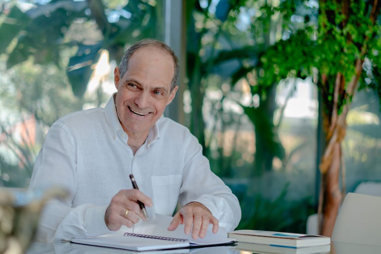 Jorge Mendelzon autor del libro De Pie. Palabras para sostener el alma, su segunda obra