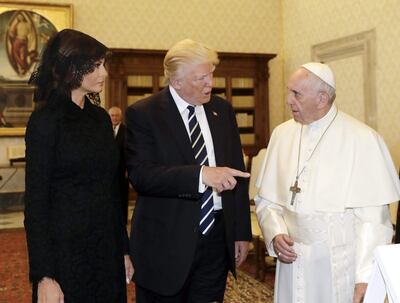Imagen de archivo tomada el 24/05/2017 del papa Francisco mientras mantiene una audiencia privada con el presidente de Estados Unidos, Donald Trump, y su esposa Melania Trump, en el Vaticano. 
