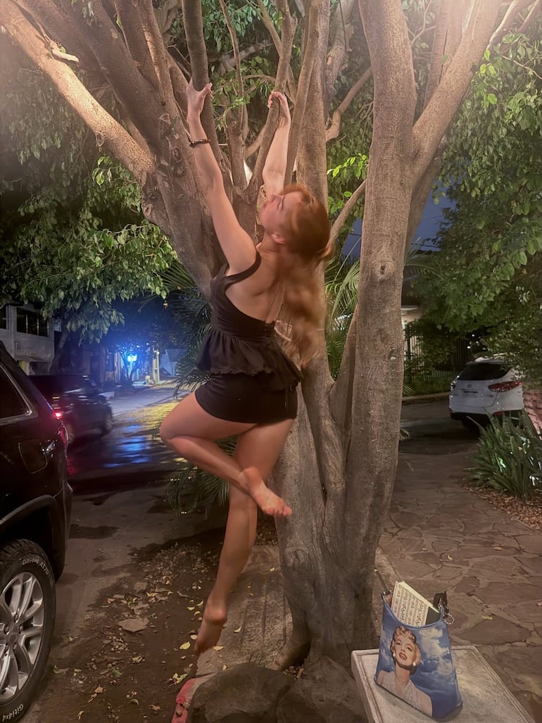 Addison Rae y su peculiar posado en una calle asuncena. (Instagram/Addison Rae)