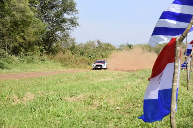 Los pilotos y equipos del Rally del Paraguay 2026 en las pruebas libes oficiales en un tramo de 5,6 kilómetros en la ciudad de Carmen del Paraná, Departamento de Itapúa, Paraguay.