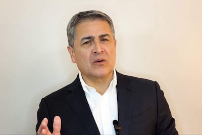 AME6217. TEGUCIGALPA (HONDURAS), 05/12/2025.- Captura de pantalla de video tomado de la cuenta oficial de X @JuanOrlandoH del El expresidente de Honduras Juan Orlando Hernández hablando. Hernández agradeció en un video al presidente de Estados Unidos, Donald Trump, "por reconocer la injusticia" en su caso, y haberle concedido el indulto, después de permanecer más de tres años en una cárcel de Nueva York, donde en junio de 2024 fue condenado a 45 años de prisión por narcotráfico y comercio ilegal de armas. EFE/ @JuanOrlandoH /SOLO USO EDITORIAL/ NO VENTAS/ SOLO DISPONIBLE PARA ILUSTRAR LA NOTICIA QUE ACOMPAÑA (CRÉDITO OBLIGATORIO)
