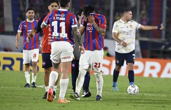 Los jugadores de Cerro Porteño lamentan la derrota contra Sportivo Luqueño en un partido de la ronda 21 del torneo Apertura 2024 del fútbol paraguayo en el estadio La Nueva Olla, en Asunción.