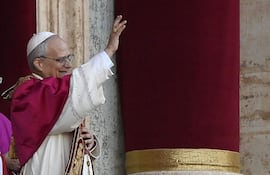 El recién elegido Papa León XIV, el cardenal Robert Francis Prevost de EE. UU., saluda a los fieles desde la logia central de la Basílica de San Pedro, Ciudad del Vaticano, 08 de mayo de 2025.