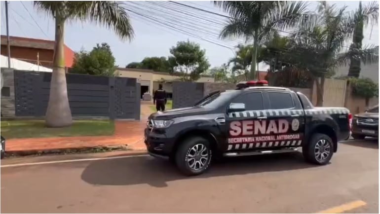 Agentes especiales de la Senad ingresan a la propiedad donde estaba viviendo el presuto narco capturado.
