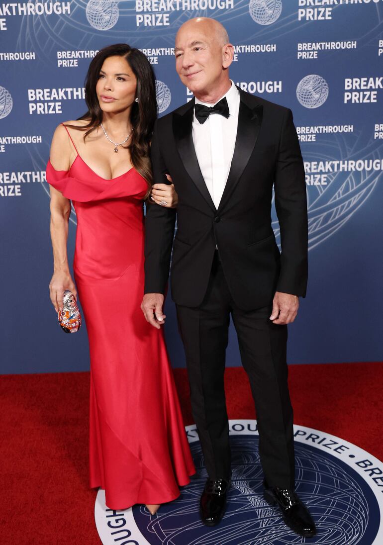 El presidente ejecutivo de Amazon, Jeff Bezos, y su futura esposa Lauren Sánchez llegando con sus mejores galas a los premios Breakthrough Prize 2025. (Michael Tran / AFP)