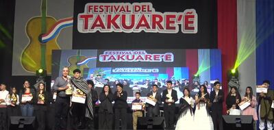Los ganadores del 48 Festival del Takuare'e, en el escenario del Club Luis Alberto de Herrera.