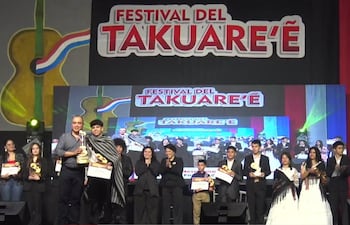 Los ganadores del 48 Festival del Takuare'e, en el escenario del Club Luis Alberto de Herrera.