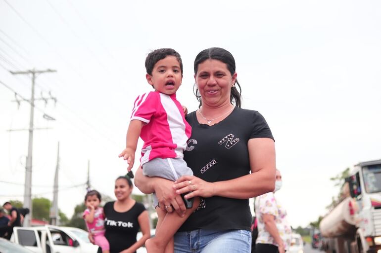 Los fanáticos de la selección paraguaya acudieron a la Albiróga para despedir a los jugadores y el cuerpo técnico.
