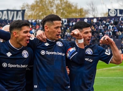 José Ignacio Florentín (derecha), Alex Arce e Iván Villalba, futbolistas paraguayos del Independiente Rivadavia de Mendoza.