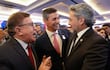 Santiago Peña en chaqueta gris sonríe mientras conversa con Mario Abdo Benítez y Pedro Alliana en un ambiente elegante.