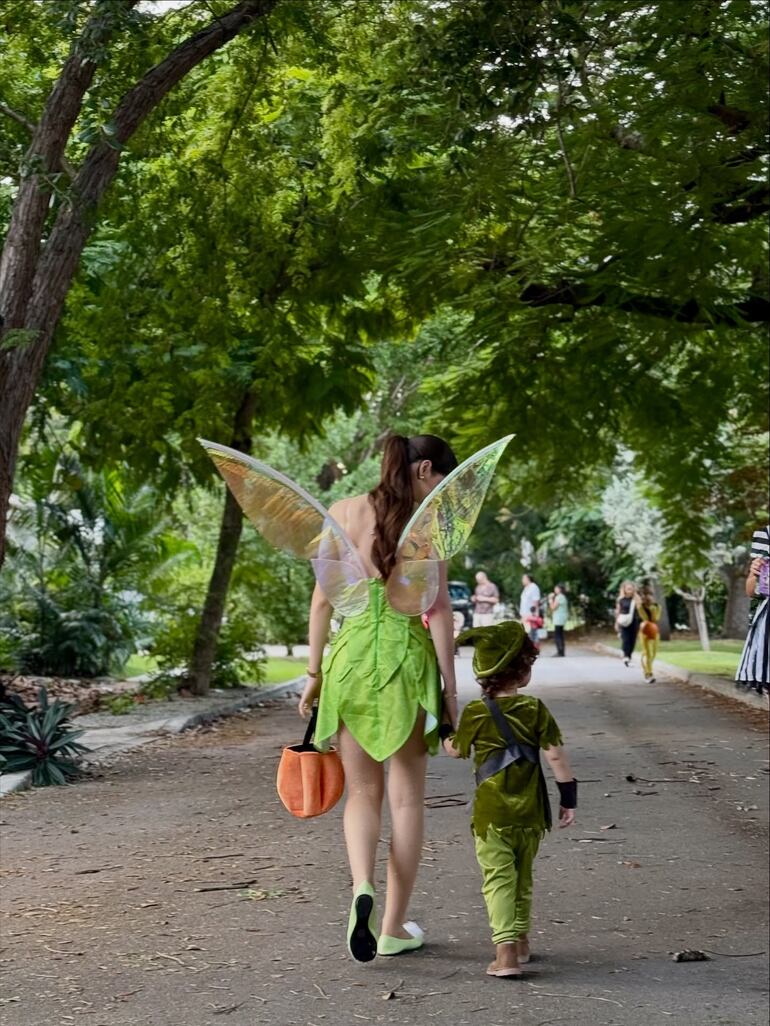 ¡Tierna postal! Nadia Ferrera y Marquito Muñiz Ferreira tomados de la mano recorriendo las calles en la previa de Halloween. (Instagram/Nadia Ferreira)