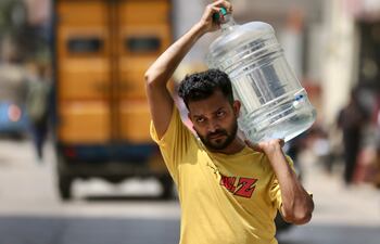Un hombre transporta un botellón de agua. El Colegio de Químicos de Puerto Rico (CQPR) informó este lunes que una investigación reveló que el agua potable en dos áreas del sur de la isla contiene metales pesados, tóxicos y cancerígenos por el depósito de cenizas de carbón en el acuífero de esta zona.