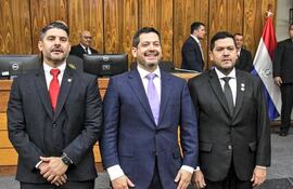 Julio Bollo González Giménez, secretario del exintendente de Asunción, Óscar "Nenecho" Rodríguez (ANR-HC), junto a este y al titular de la Cámara de Diputados, Raúl Latorre (ANR-HC).