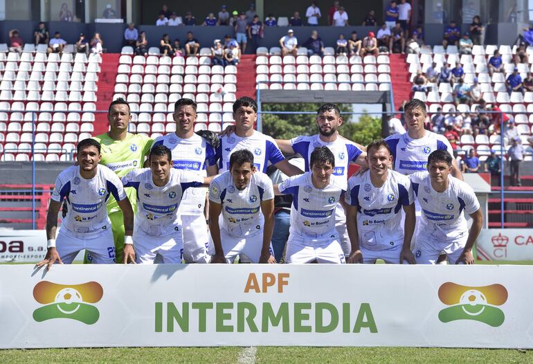 Los jugadores de Sol de América forman en la fotografía previa al partido contra Fernando de la Mora por la jornada 27 de la División Intermedia 2023.