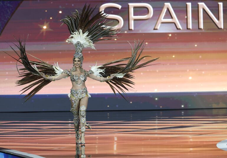  La representante de España, Andrea Valero, compite en la competencia de traje nacional de Miss Universo 2025 .