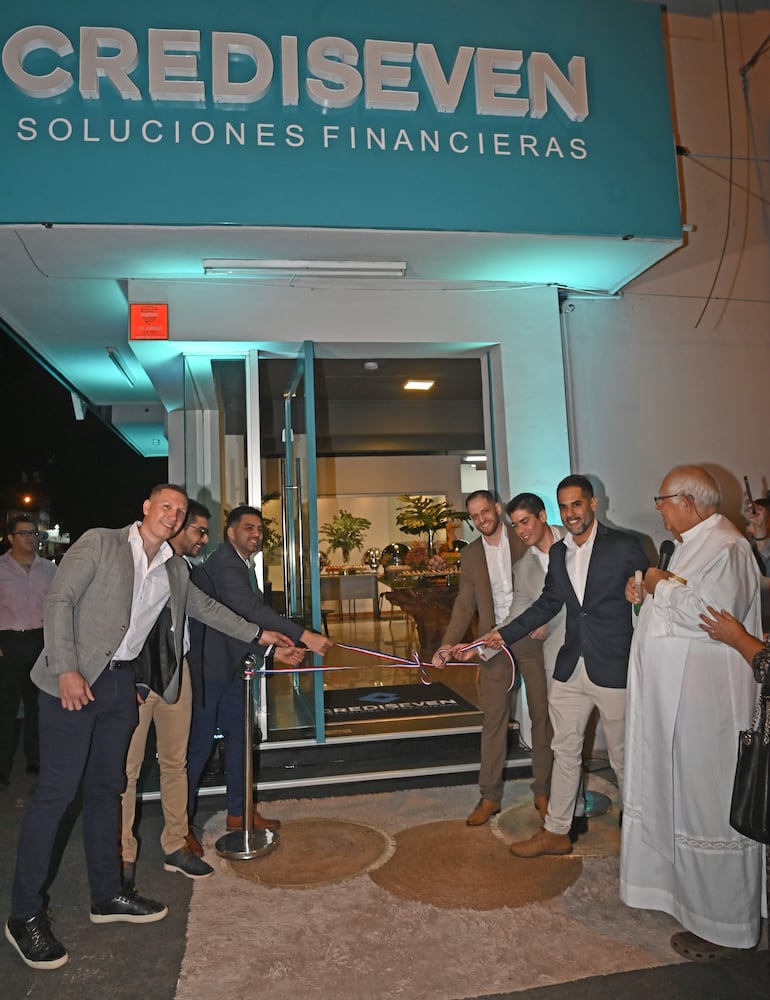 Directivos de G7 Emprendimientos dieron apertura oficial a las oficinas de Crediseven Soluciones Financieras.