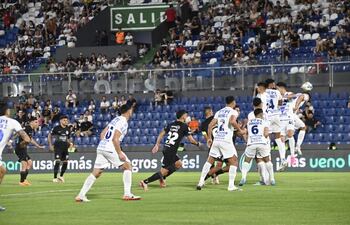 Momento del tiro libre que derivó en un penal sancionado por el árbitro David Ojeda (luego rectificó).