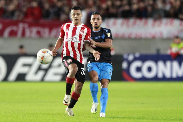 Tiago Palacios (i) de Estudiantes disputa el balón con Fábio da Silva de Gremio este martes, en un partido de la fase de grupos de la Copa Libertadores entre Estudiantes y Gremio en el estadio Jorge Luis Hirsci en La Plata (Argentina).