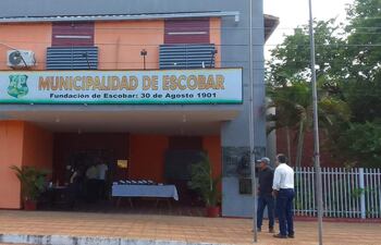 En Municipalidad de Escobar funcionarios y concejales reclaman pago de salarios.