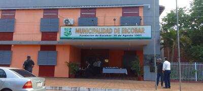 En Municipalidad de Escobar funcionarios y concejales reclaman pago de salarios.
