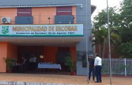 En Municipalidad de Escobar funcionarios y concejales reclaman pago de salarios.