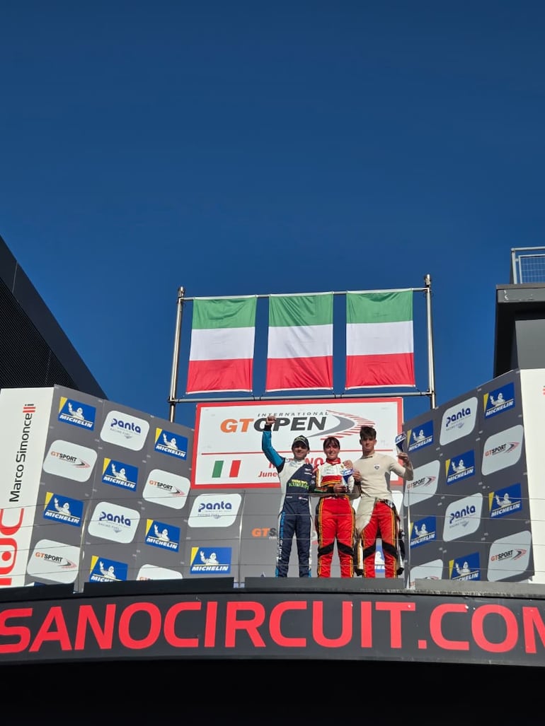 El paraguayo Óscar Bittar celebra uno de los dos podios que consiguió el fin de semana en Misano, Italia.