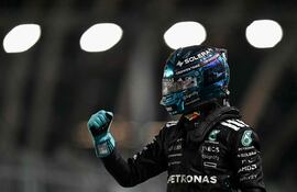 Festejo del británico George Russell (27 años) tras haber marcado el mejor tiempo en la qualy.