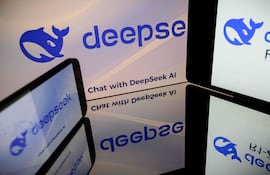 This photograph shows screens displaying the logo ofLogo de la IA de China, DeepSeek.