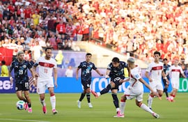 Matías Galarza de Paraguay anota el primer gol de su equipo durante el partido del Grupo D de la Copa Mundial de la FIFA 2026 entre Turquía y Paraguay en el San Francisco Bay Area Stadium, en Santa Clara, California.