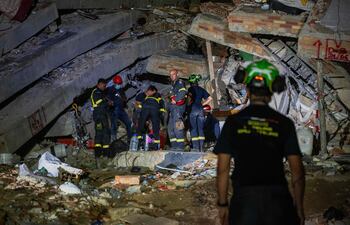 Rescatistas franceses buscan a supervivientes en Venezuela.