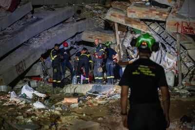 Rescatistas franceses buscan a supervivientes en Venezuela.