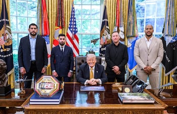 El presidente de Estados Unidos, Donald Trump, presentó el miércoles junto al luchador de artes marciales mixtas (MMA) hispano-georgiano Ilia Topuria (segundo de la izquierda) y otros deportistas el evento en el que se disputarán combates de la UFC el próximo 14 de junio junto a la Casa Blanca, con motivo del 80 cumpleaños del mandatario. Junto a Topuria también estuvo en el Despacho Oval el estadounidense Justin Gaethje (segundo de la derecha), el púgil que se enfrentará al español en la pelea estelar de la noche.