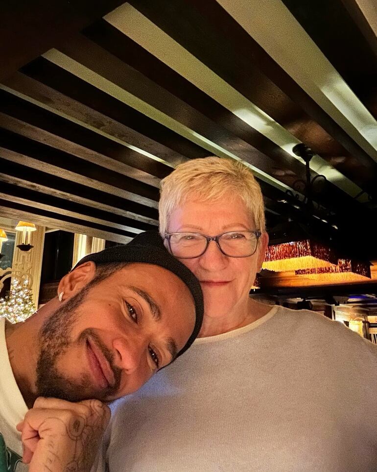 "Eres mi todo" destacó Lewis Hamilton en el emotivo mensaje dirigido a su mamá Carmen. (Instagram/Lewis Hamilton)