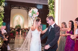 Marcelo Pecci junto a su esposa, Claudia Aguilera, el dia de la boda.