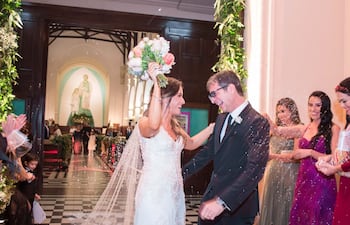 Marcelo Pecci junto a su esposa, Claudia Aguilera, el dia de la boda.