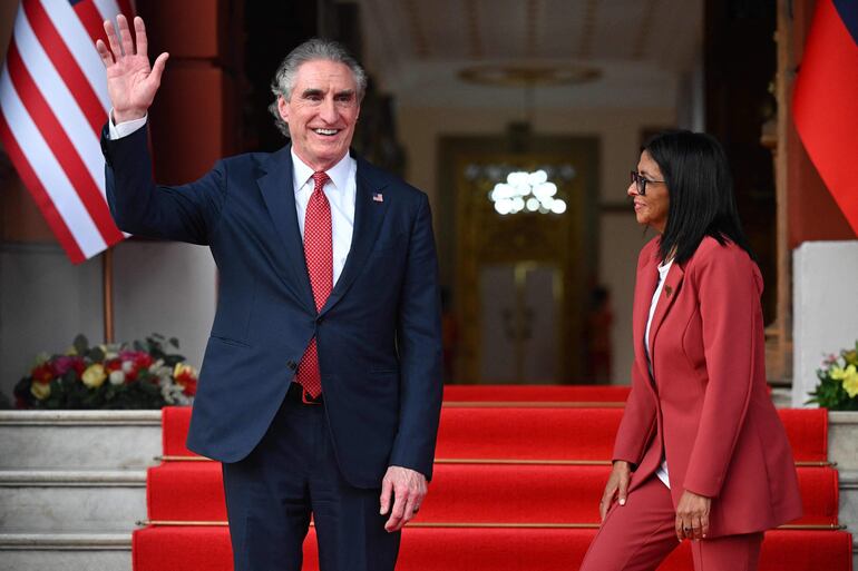 El secretario del Interior de EE. UU., Doug Burgum, saluda a la presidenta interina de Venezuela, Delcy Rodríguez, tras su reunión en el Palacio Presidencial de Miraflores, Caracas
