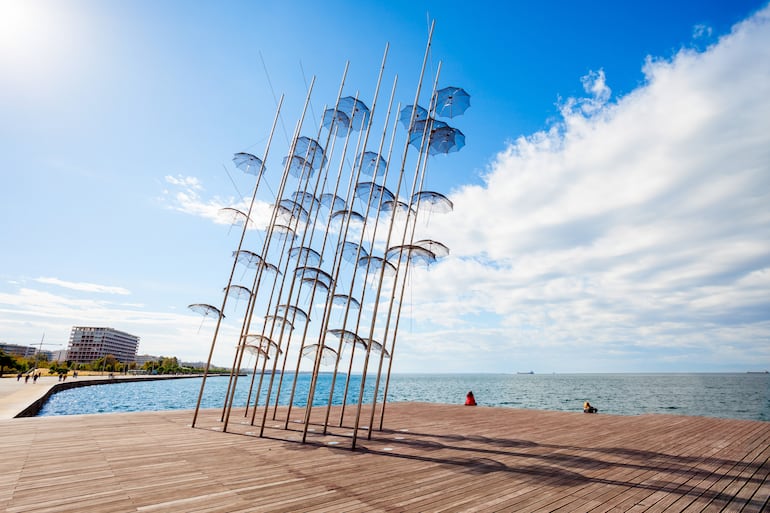 Escultura de los paraguas de George Zongolopoulos, nueva playa de Tesalónica, Grecia.