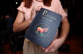 Una persona posa con el libro 'Platero y yo' durante el lanzamiento de la edición bilingüe, en español y guaraní, del libro este miércoles.