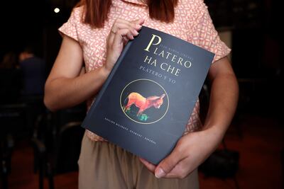 Una persona posa con el libro 'Platero y yo' durante el lanzamiento de la edición bilingüe, en español y guaraní, del libro este miércoles.